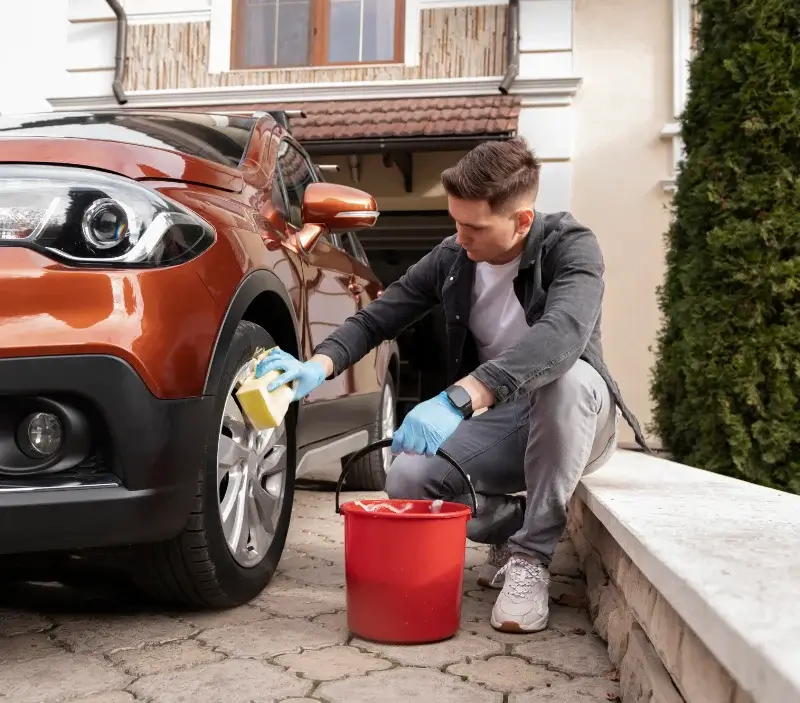 Lavage auto à domicile Petit-Caux : professionnel intervenant sur un véhicule